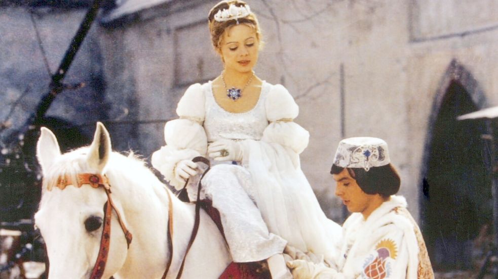 Darf an den Weihnachtstagen nicht im TV-Programm fehlen: der Filmklassiker „Drei Haselnüsse für Aschenbrödel“. Foto: dpa/KiKA - Der Kinderkanal ARD/ZDF/WDR/Degeto