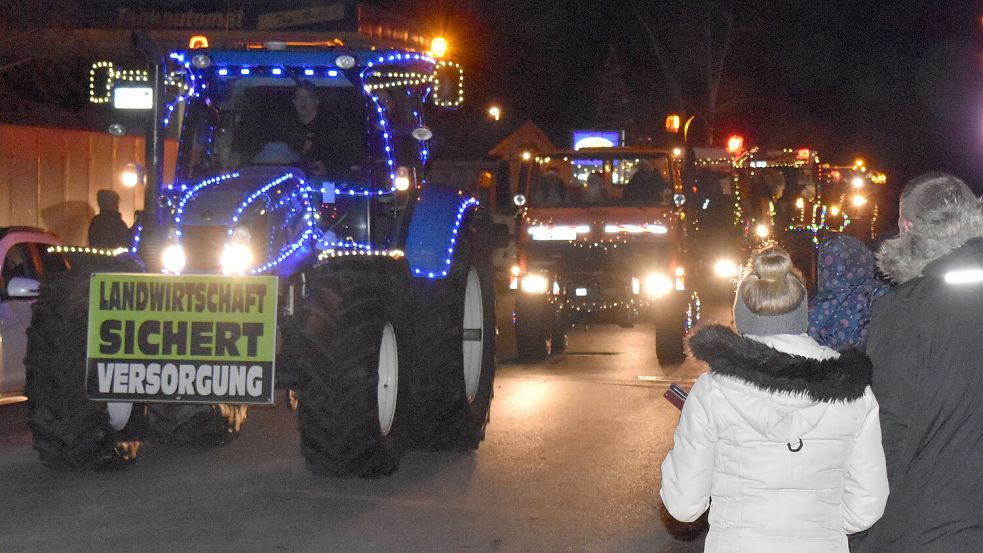 Rund 80 Traktoren und andere Fahrzeuge fuhren am Dienstagabend durch Westoverledingen und Papenburg. Fotos: Henrik Zein