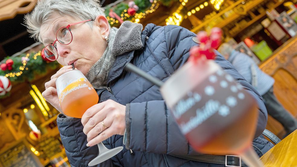 Heißer Aperol ist angeblich das beliebteste Getränk für Frauen auf dem Weihnachtsmarkt. Na dann – Prost. Reporterin Karin Lüppen probiert. Foto: Klaus Ortgies