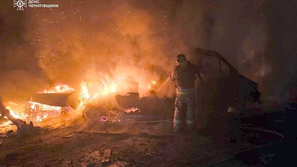 In Tschernihiw im Norden der Ukraine hat das russische Militär erneut Energieanlagen angegriffen und beschädigt. Foto: Ukrainian Emergency Service/Ukra