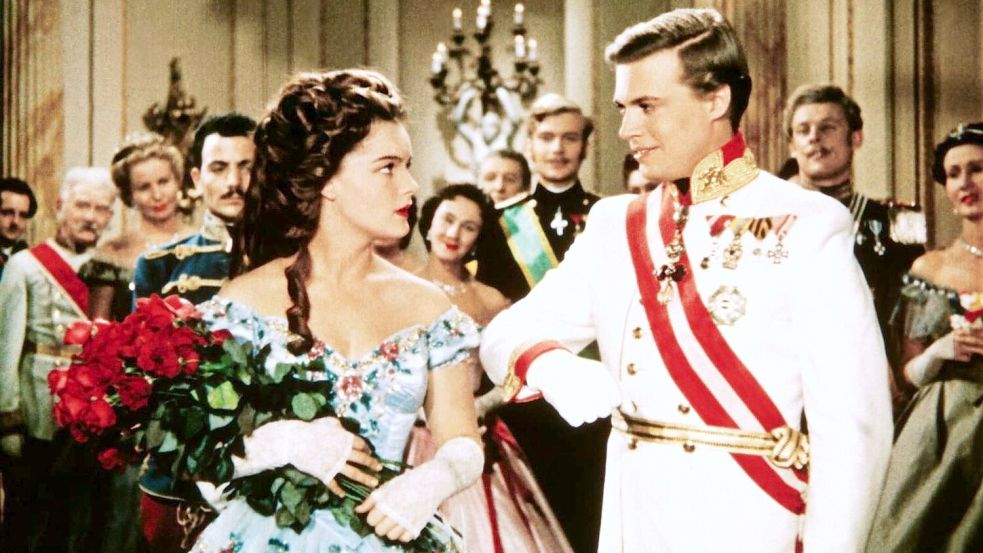 Der österreichische Kaiser Franz Joseph (Karlheinz Böhm) bittet Sissi (Romy Schneider) um ihre Hand - Szene aus dem Film „Sissi“. Der österreichische Film aus dem Jahr 1955 wird am heutigen Heiligabend und am ersten Weihnachtsfeiertag bei RTL ausgestrahlt. Foto: -/RTL+/dpa