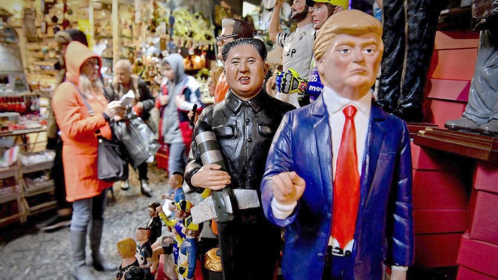 US-Präsident Donald Trump und Nordkoreas Machthaber Kim Jong Un in Neapel als Krippenfigur. (Archivbild) Foto: picture alliance / Ciro Fusco/AN