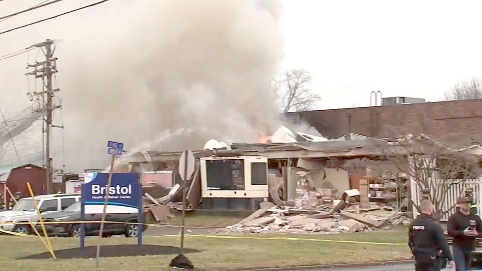 Als mögliche Ursache der Explosion am Dienstagabend wird ein Gasleck vermutet. Foto: Uncredited/WPVI-TV/6ABC via AP/d