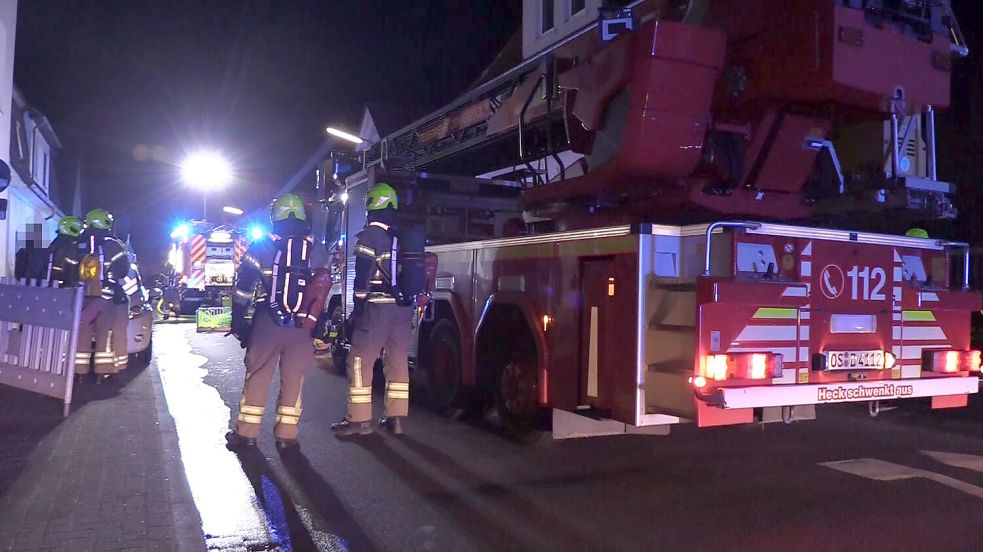Insgesamt drei Trupps unter Atemschutz gingen gegen den Brand vor und kontrollierten die Rauchentwicklung im Gebäude. Foto: NWM-TV