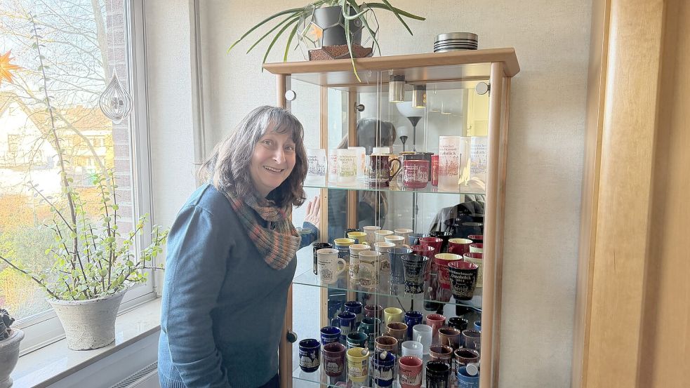 Angelika Selker aus Osnabrück hat sich eine beachtliche Sammlung zugelegt: Seit 1996 sammelt sie die Tassen vom Osnabrücker Weihnachtsmarkt. Foto: Noah Schnarre