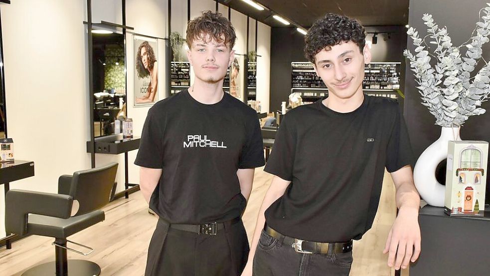 Zwei, die wissen, was sie wollen: Philip Sontowski (links) und Nuri Gündüzalp machen eine Ausbildung zum Friseur im Salon Hair Club in Ramsloh.