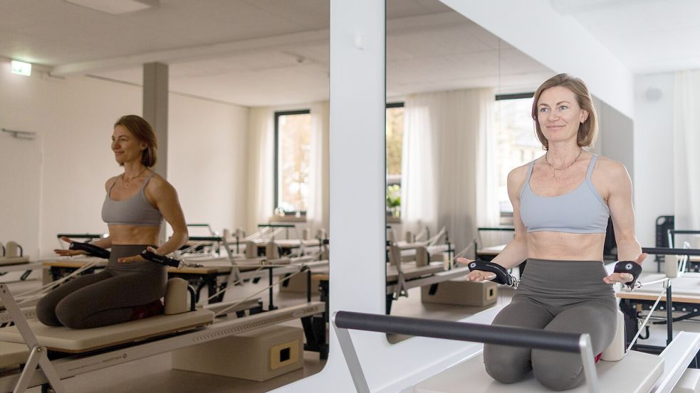 Am Domhof hat das Nour Concept Studio eröffnet. Betreiberin Swetlana Grebener zeigt, wie sich ein Reformer-Pilates nutzen lässt. Foto: Tobias Saalschmidt