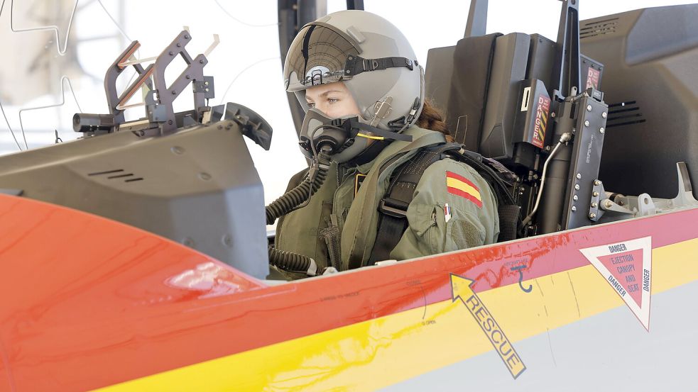 Startklar: Prinzessin Leonor vor ihrem Jungfernflug im Cockpit. Foto: IMAGO/Europa Press