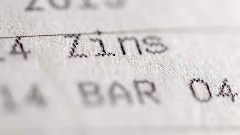 Der Abwärtstrend ist gestoppt, aber die Inflation schlagen Sparerinnen und Sparer mit Fest- und Tagesgeldangeboten nach wie vor in der Regel nicht. (Symbolbild) Foto: Daniel Karmann