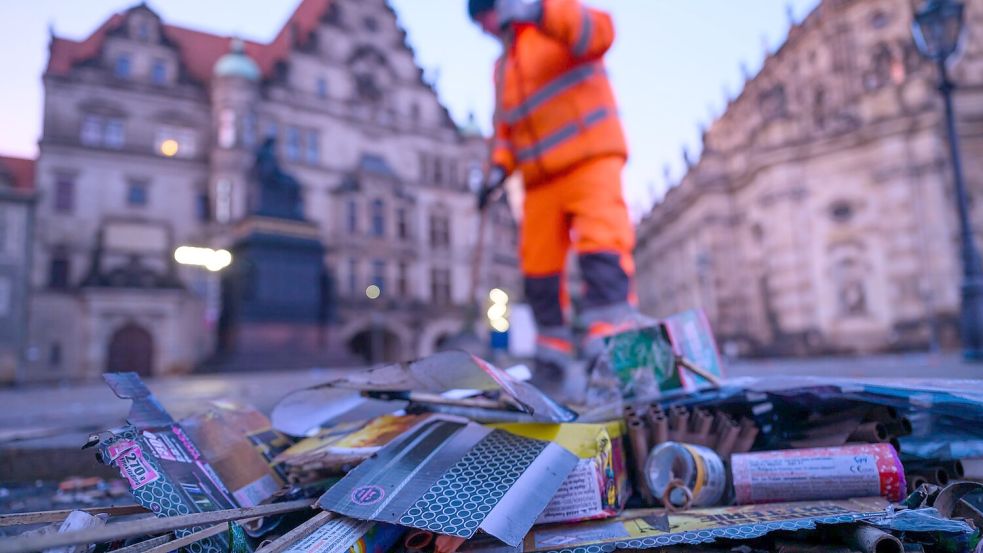 Der Tag danach: Ein Mitarbeiter der Dresdner Stadtreinigung kehrt an Neujahr 2025 Feuerwerksmüll zusammen. Foto: Robert Michael