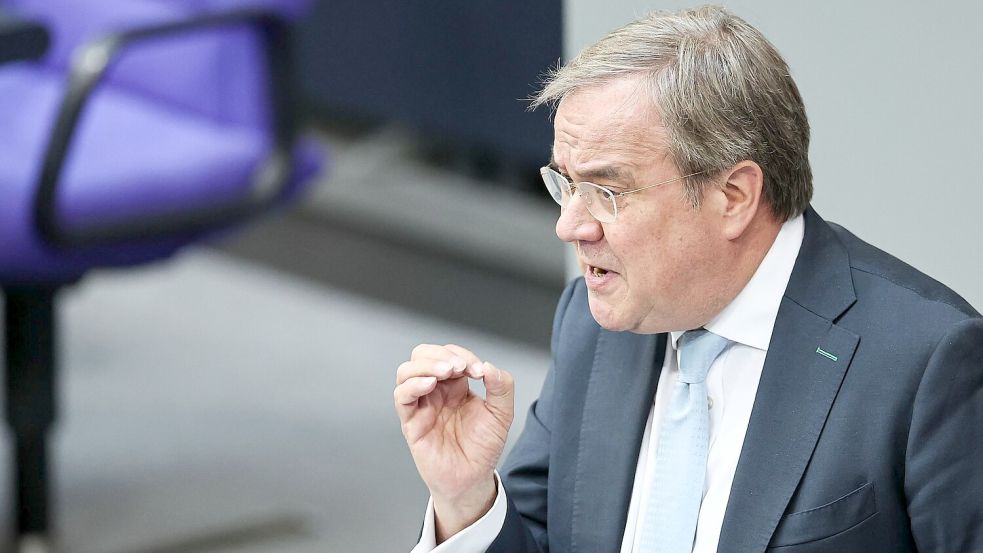 Armin Laschet, CDU, Vorsitzender des Auswärtigen Ausschusses des Bundestages, fordert eine deutsch-französische Initiative für Verhandlungen mit Russland über einen Waffenstillstand in der Ukraine. (Archivbild) Foto: Hannes P. Albert/dpa