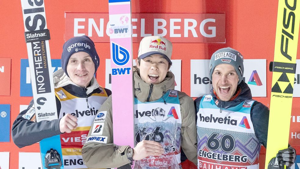 Drei Kandidaten für den Tourneesieg: Domen Prevc, Ryoyu Kobayashi und Felix Hoffmann (l-r). (Archivbild) Foto: Urs Flueeler
