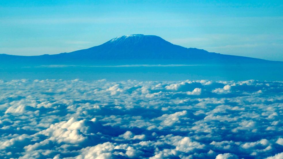 Der Gipfel des Kilimandscharo ragt aus der Wolkendecke hervor. (Archivbild) Foto: Xie Jianfei/XinHua/dpa