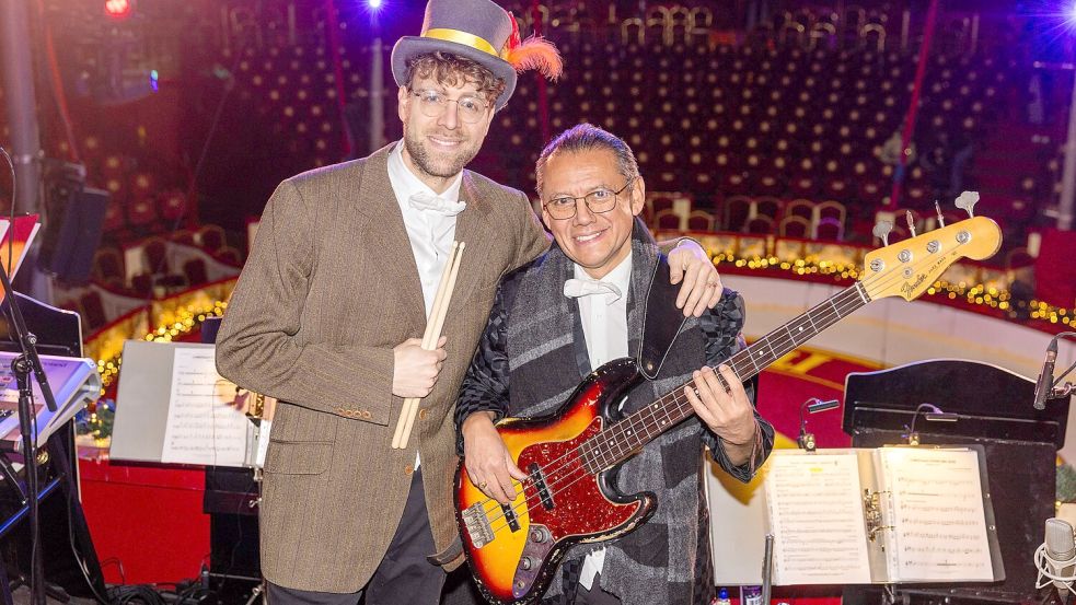 Schlagzeuger Richard Struck (links) und Bassist Manolo Cuesta Moreno gehören beim Osnabrücker Weihnachtscircus 2025 zum Roncalli Royal Orchestra. Foto: André Havergo