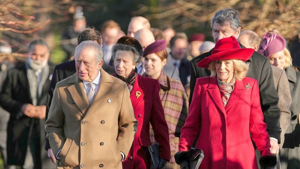 Die Königsfamilie auf dem Weg zum Weihnachtsgottesdienst. Foto: Jon Super/AP/dpa