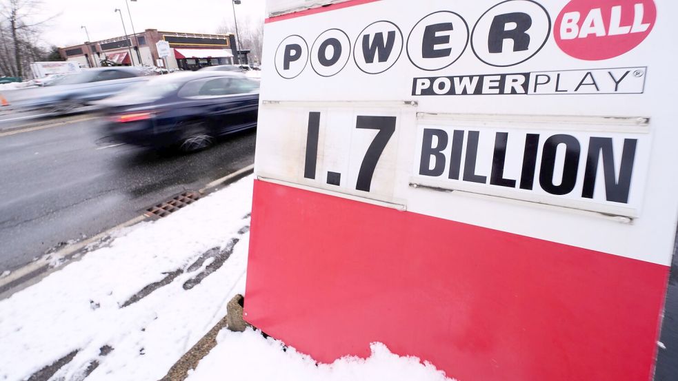 Die Chancen auf den Jackpot sind verschwindend gering. Foto: Charles Krupa/AP/dpa