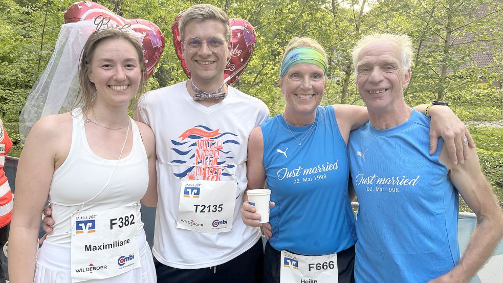 Die glücklichen Pärchen der 2. Ossiloop-Etappe (von links): Maximiliane und Heye Erchinger sowie Heike Dirks und Edzard Wirtjes. Foto: Deike Terhorst