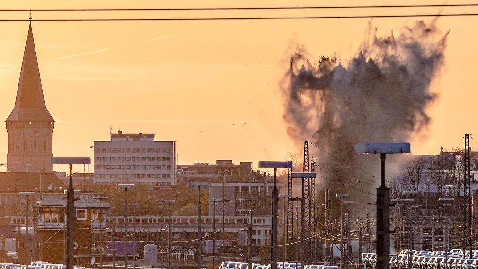 14 Bomben und eine Handgranate wurden 2025 unschädlich gemacht. Drei Bomben mussten kontrolliert gesprengt werden, wie bei der Räumung am 6. April. Foto: Sebastian Dannenberg