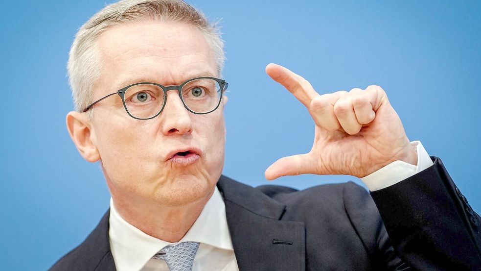 Digitalminister Karsten Wildberger (CDU) unterstützt die Idee einer Altersgrenze für Social Media und hält auch Smartphone-Verbote an Schulen für sinnvoll. (Archivbild) Foto: Kay Nietfeld/dpa