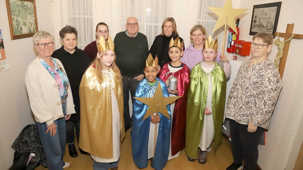 In der Pfarrgemeinde St. Jakobus Saterland bereiten die vier Ortsteile die Sternsinger-Aktion vor (vorne, von links): Doris Focken, Merle Kramer, Mounir Tirpitz, Miron Tirpitz, Mara Tirpitz, Sonja Kramer; hintere Reihe v. l.: Stefanie Hanekamp, Anna Klären, Georg Pugge, Judith Slawinski-Nagel, Anke Tirpitz. Foto: Hans Passmann