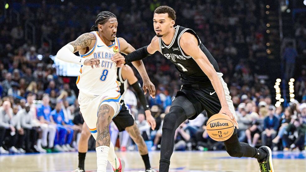Die Thunder fanden gegen Spurs-Star Victor Wembanyama (r) selten ein defensives Mittel. Foto: Gerald Leong/AP/dpa
