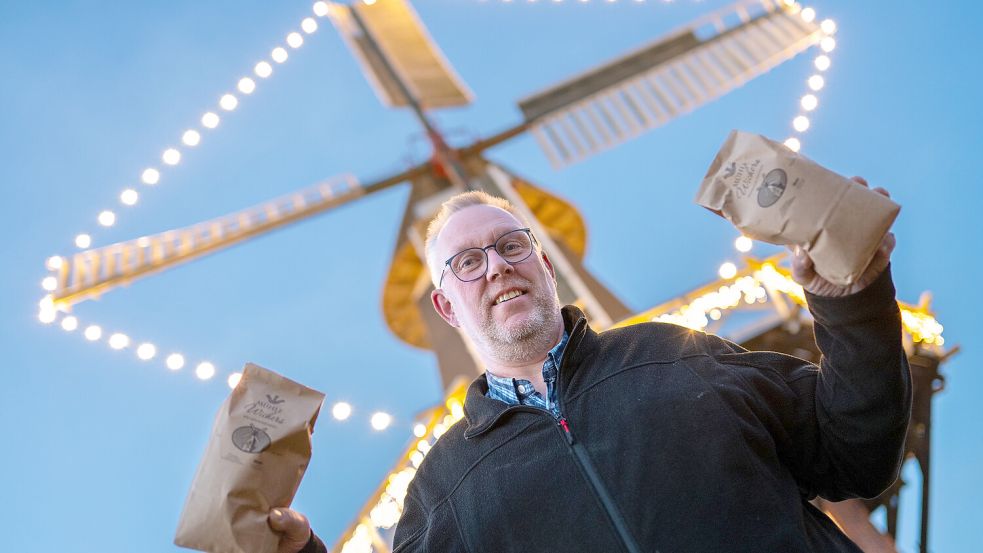 Jan Meints beliefert nicht nur Läden im Rheiderland mit dem Speckendickenmehl aus Stapelmoor. Auch in Leer ist das besondere Mehl zu bekommen. Foto: Klaus Ortgies.