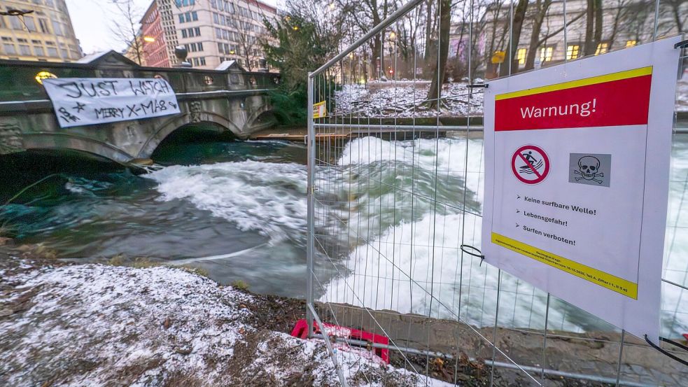 Offiziell bleibt das Surfen verboten. Foto: Peter Kneffel/dpa