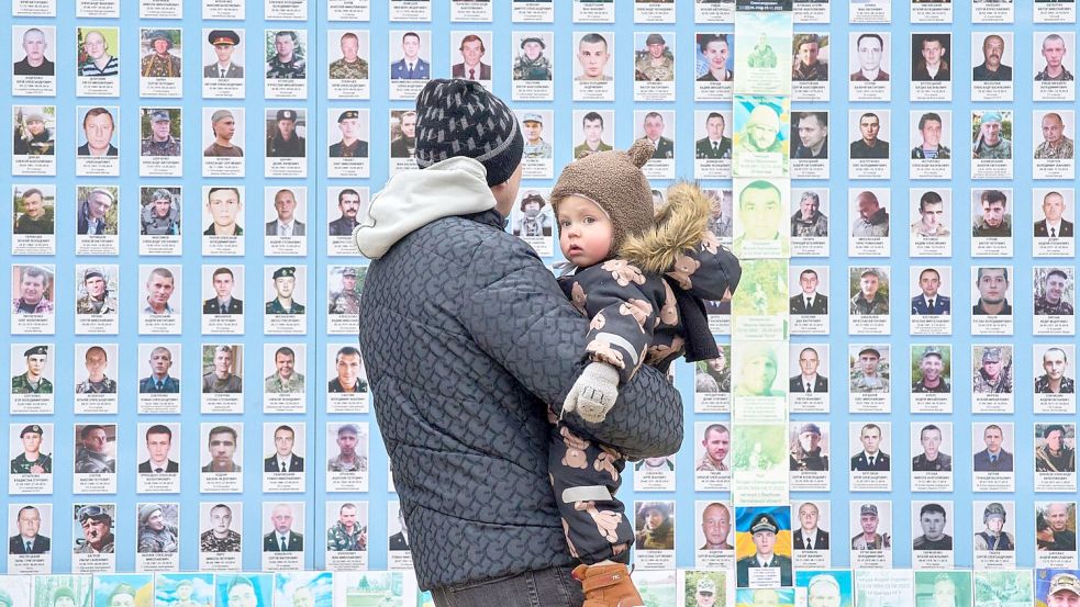 Die Ukraine hat viele Tote zu beklagen und wartet sehnlich auf Frieden. Foto: Efrem Lukatsky/AP/dpa