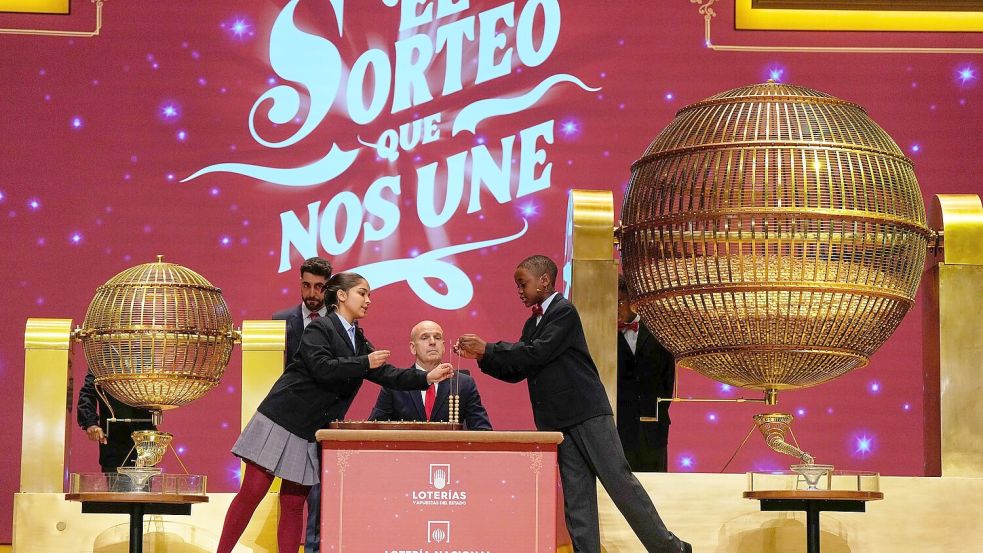 Schülerinnen und Schüler stehen im Mittelpunkt der Zeremonie. Foto: Manu Fernandez/AP/dpa