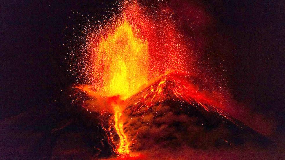 Der Ätna zeigt wieder erhöhte Aktivität. (Archivbild) Foto: Salvatore Allegra/AP/dpa