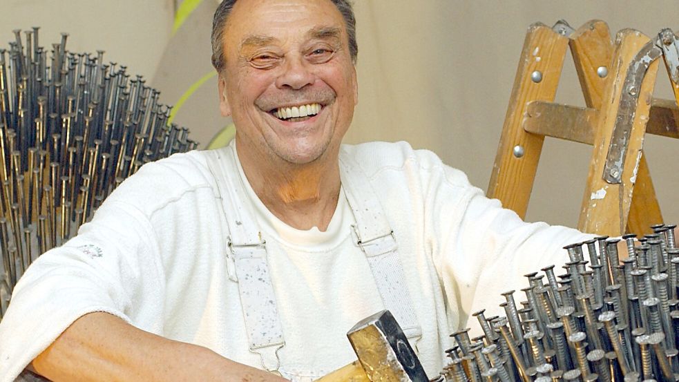 Der „Nagelkünstler“ Günther Uecker ist im Alter von 95 Jahren gestorben. (Archivbild) Foto: Horst Ossinger/dpa