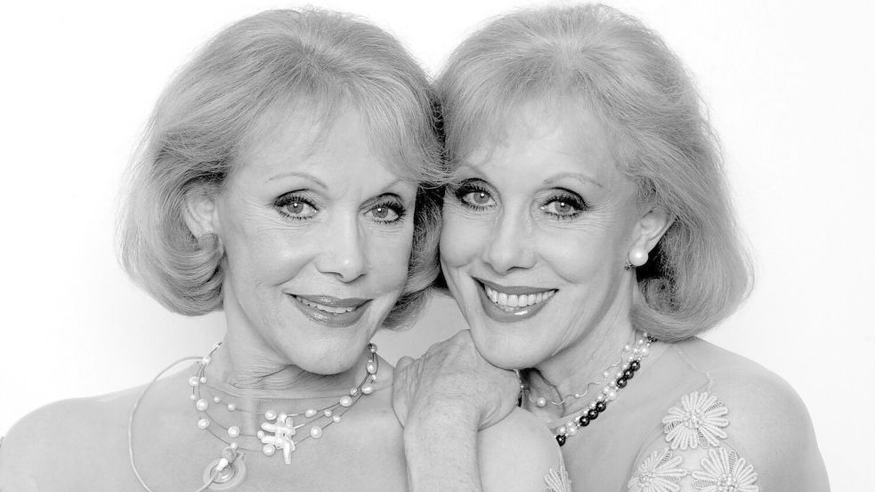 Die Show-Stars Alice (l) und Ellen Kessler sind im Alter von 89 Jahren gemeinsam gestorben. (Archivbild) Foto: Jörg Carstensen/dpa