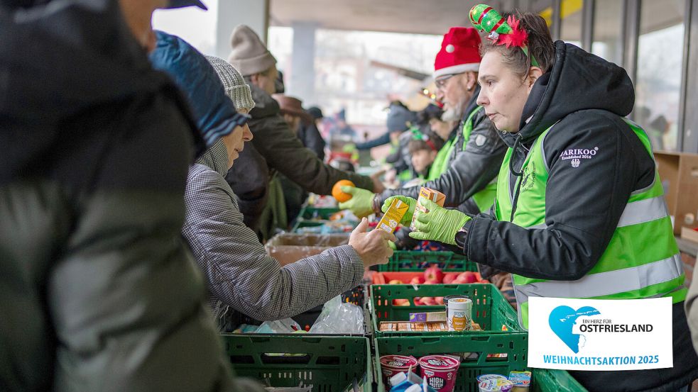 Die ehrenamtlichen Helfer vom Verein „Straßenanker“ zelebrieren bei ihren Lebensmittelausgaben die Weihnachtszeit. Foto: Klaus Ortgies