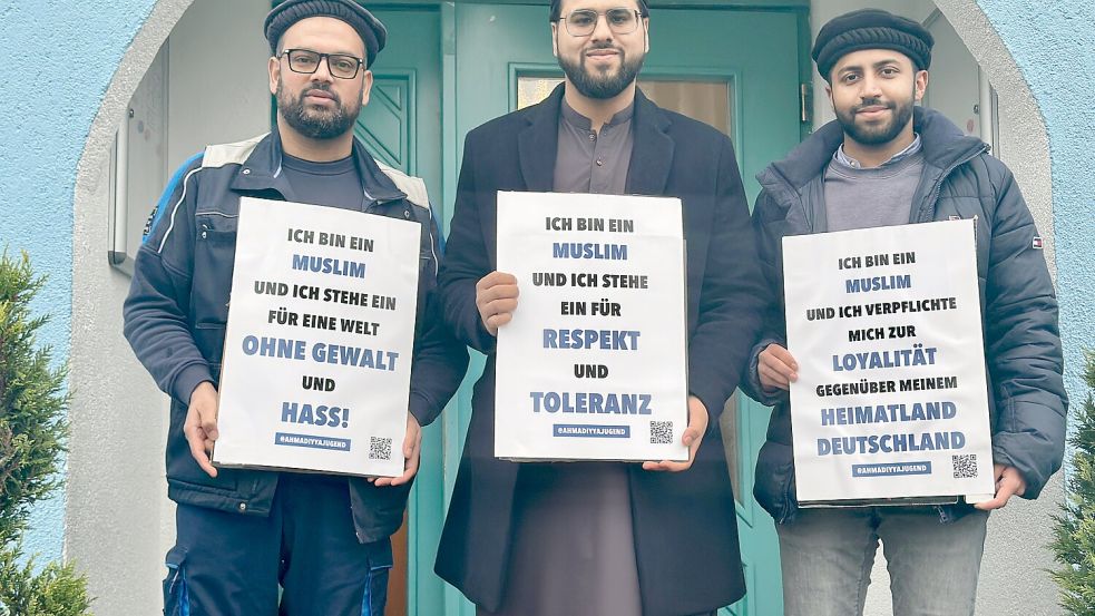 Aufräumer und Aufklärer: Malik Naveed Ahmed (von links, Imam Mansoor Ahmad Ghuman und Noman Ahmad Rana vor der Basharat-Moschee in Osnabrück-Eversburg. Foto: Matthias Liedtke