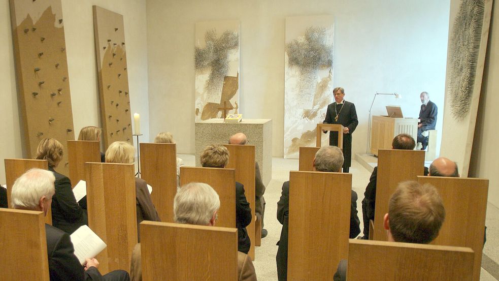 Erst beten, dann abstimmen. So voll wie bei dieser Andacht ist es es im Andachtsraum des Bundestages eher selten. Foto: dpa