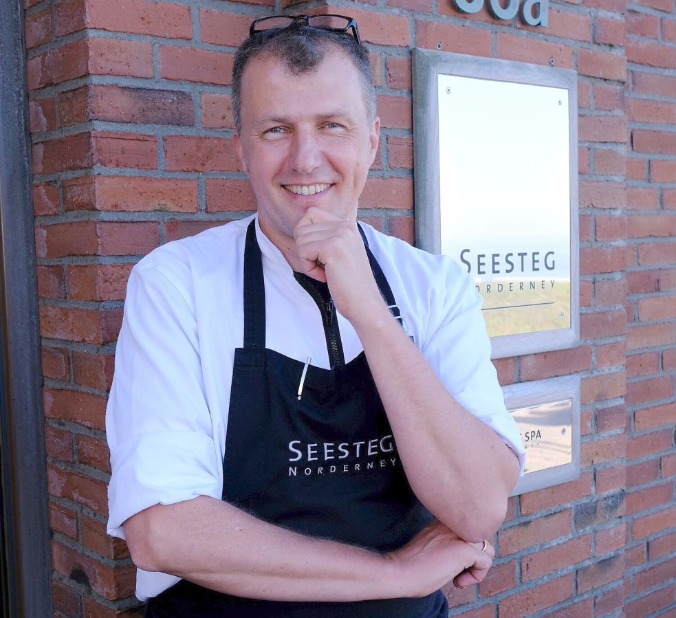 Auf Norderney fühlt er sich wohl: Markus Kebschull vor dem Restaurant Seesteg. Foto: Seesteg.
