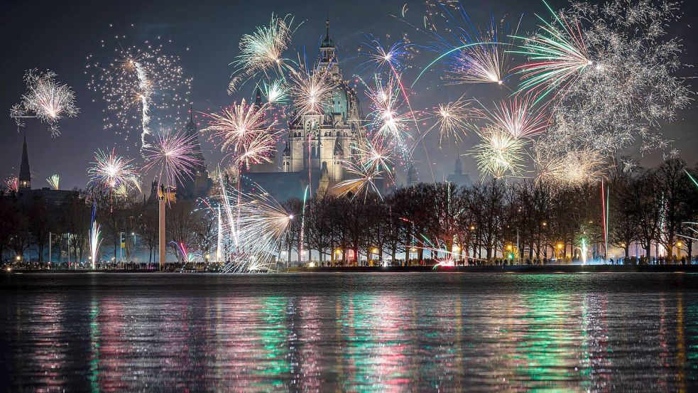 Niemand hat etwas gegen organisierte Feuerwerke an zentralen Plätzen, doch die wilde Böllerei muss untersagt werden, sagt der Präsident der Bundesärztekammer. (Archivfoto) Foto: Moritz Frankenberg