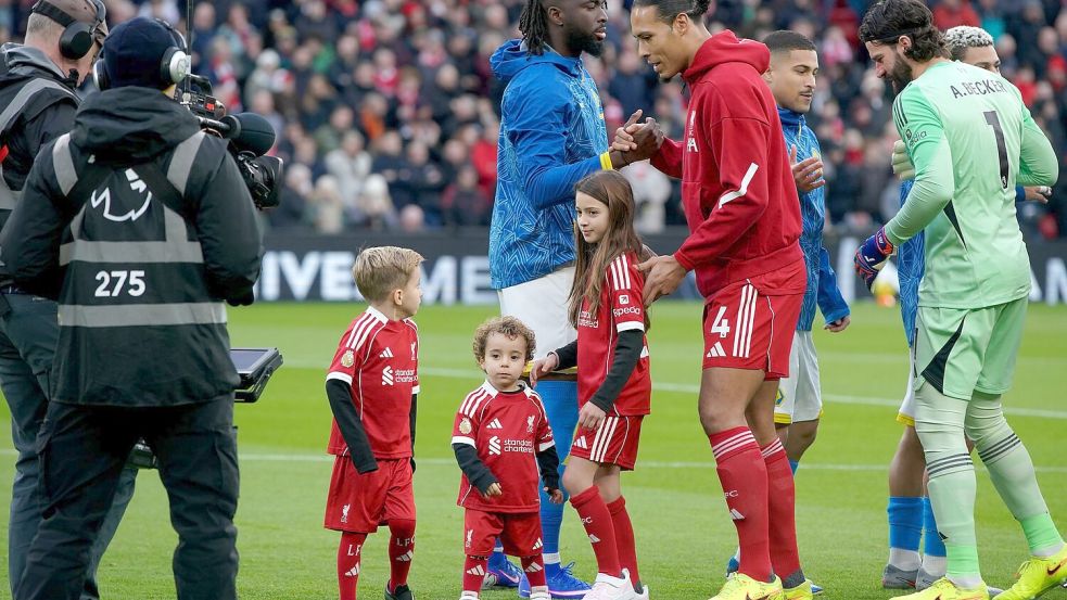 Bewegende Momente: Diogo Jotas Kinder, Dinis und Duarte, begleiten die Liverpool-Profis aufs Spielfeld. Foto: Ian Hodgson/AP/dpa