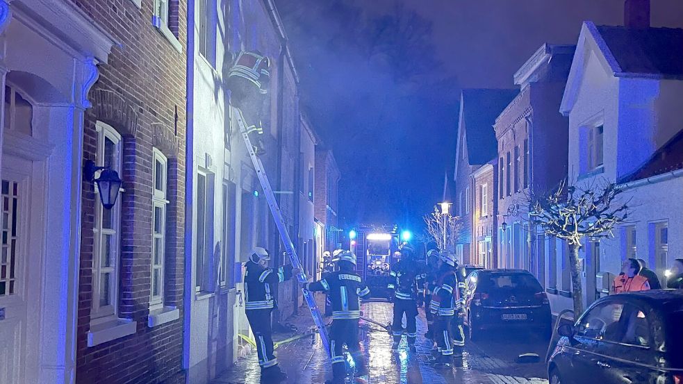 Mit rund 70 Einsatzkräften waren die Feuerwehren in der Nürnburger Straße vor Ort. Foto: Daniel Gerock/Feuerwehr