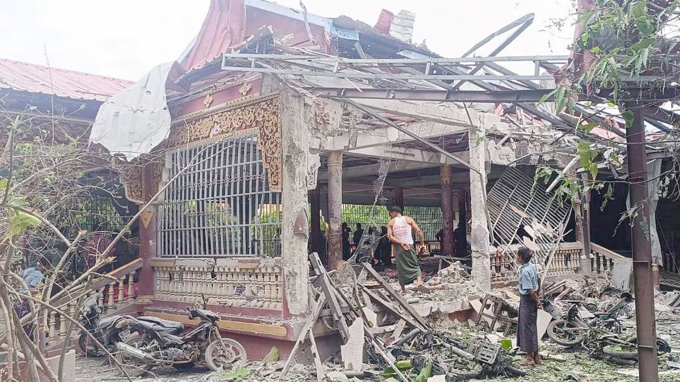 Die Junta fliegt regelmäßig schwere Luftangriffe auf die eigene Bevölkerung. (Archivbild) Foto: Uncredited/UGC/AP/dpa