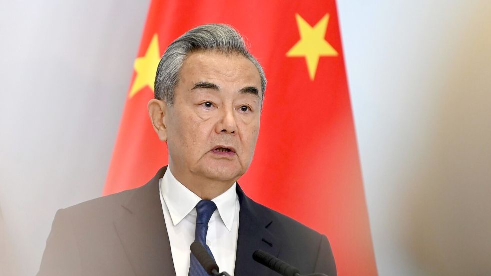 Chinas Außenminister Wang Yi hat Vertreter aus Thailand und Kambodscha eingeladen. Durch die Gespräche soll die Waffenruhe gefestigt werden. (Archivbild) Foto: Johannes Neudecker/dpa