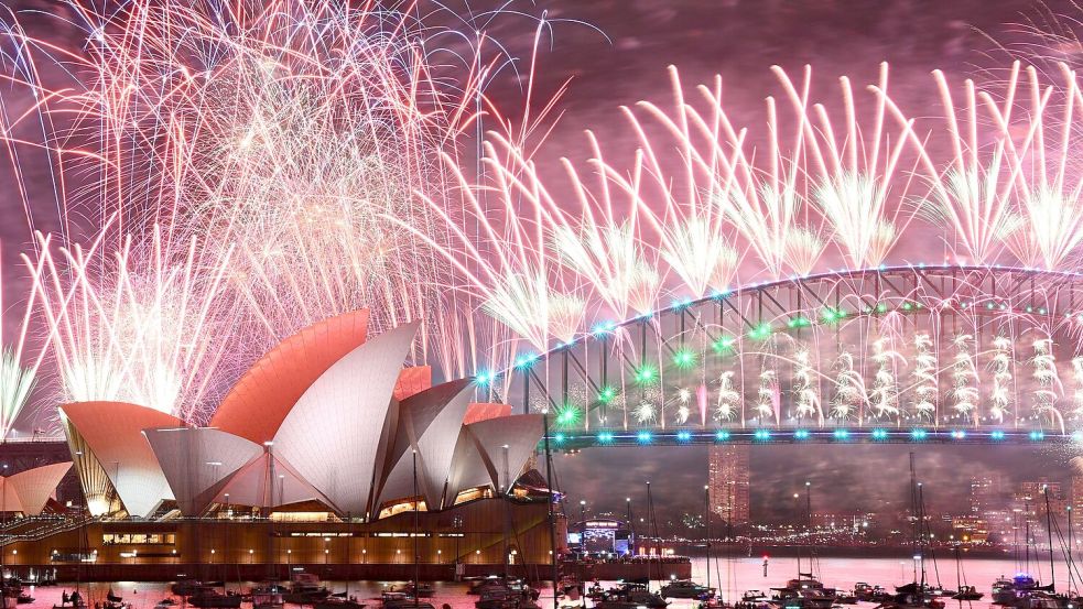 Neun Tonnen Pyrotechnik sollen den Himmel über dem Hafenviertel erleuchten. (Archivbild) Foto: Dan Himbrechts