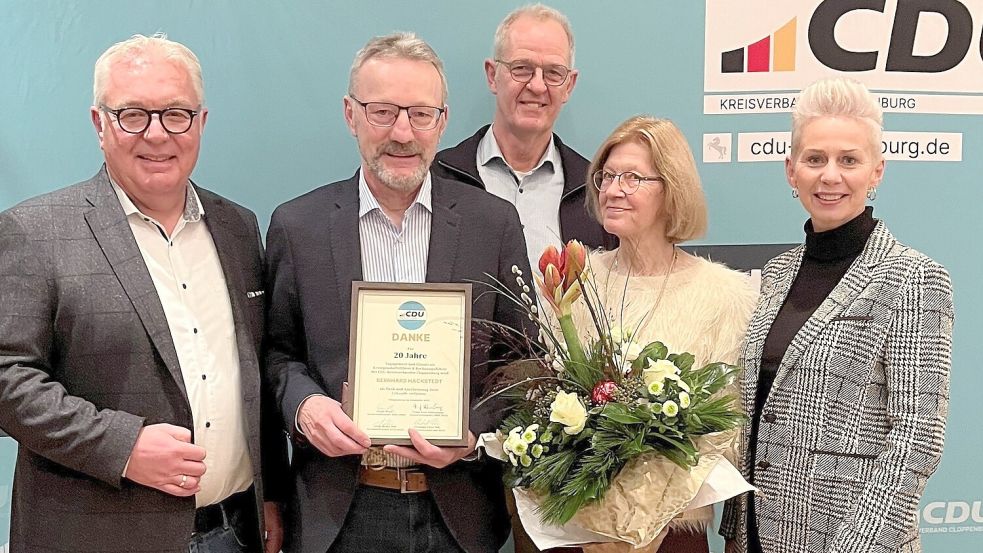 Verabschiedung in Cloppenburg (von links): Christoph Eilers, Bernhard Hackstedt, Georg Meyer, Helga Hackstedt, Silvia Breher. Foto: Eike Friebert