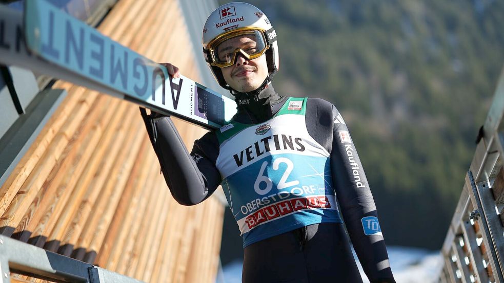Raimund trägt seine Ski in Obertstdorf. Foto: Daniel Karmann