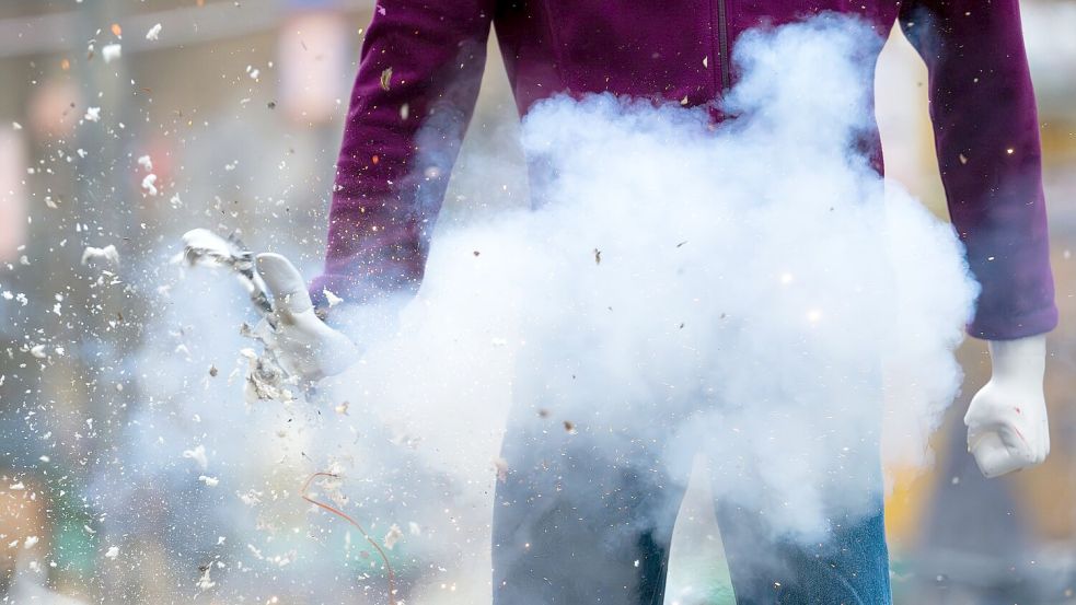 Gefährliches Feuerwerk: Auch in diesem Jahr zeigte die Berliner Feuerwehr, was ein illegaler Böller mit der Hand einer Puppe anrichtet. Foto: Soeren Stache