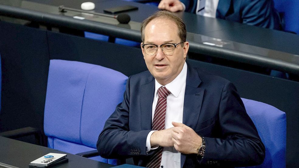 Bundesinnenminister Alexander Dobrindt (CSU) plädiert für härtere Strafen. (Archivbild) Foto: Fabian Sommer/dpa