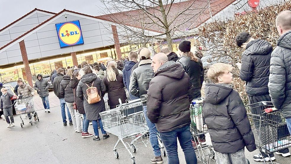 In Bunde standen viele Kunden schon früh Schlange. Foto: Klaus Ortgies