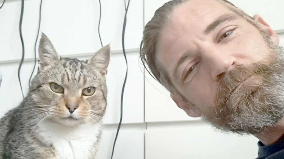 Waren lange getrennt: Fabian Stöck und sein Kater Paul. Foto: Stöck