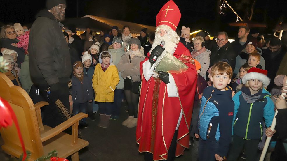 Die Kinder freuten sich über den Besuch des Weihnachtsmanns. Foto: Hans Passmann