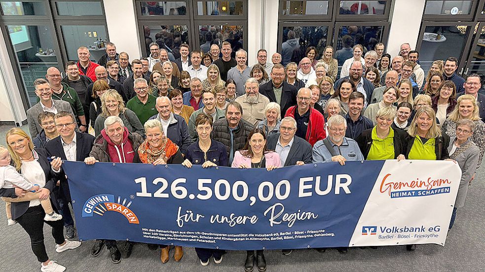 Spendenübergabe in Friesoythe. Vorstand Carsten Wilken (3. Reihe links) mit den Vertretern der Vereine und Organisationen sowie den Regionalleiterinnen und Regionalleitern der Bank. Foto: Volksbank